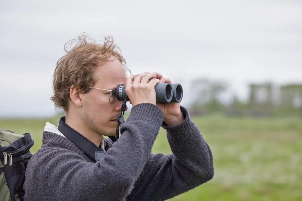 En fuglekigger med DOF BirdLife Lammergeier 10×42 ED | kikkert.