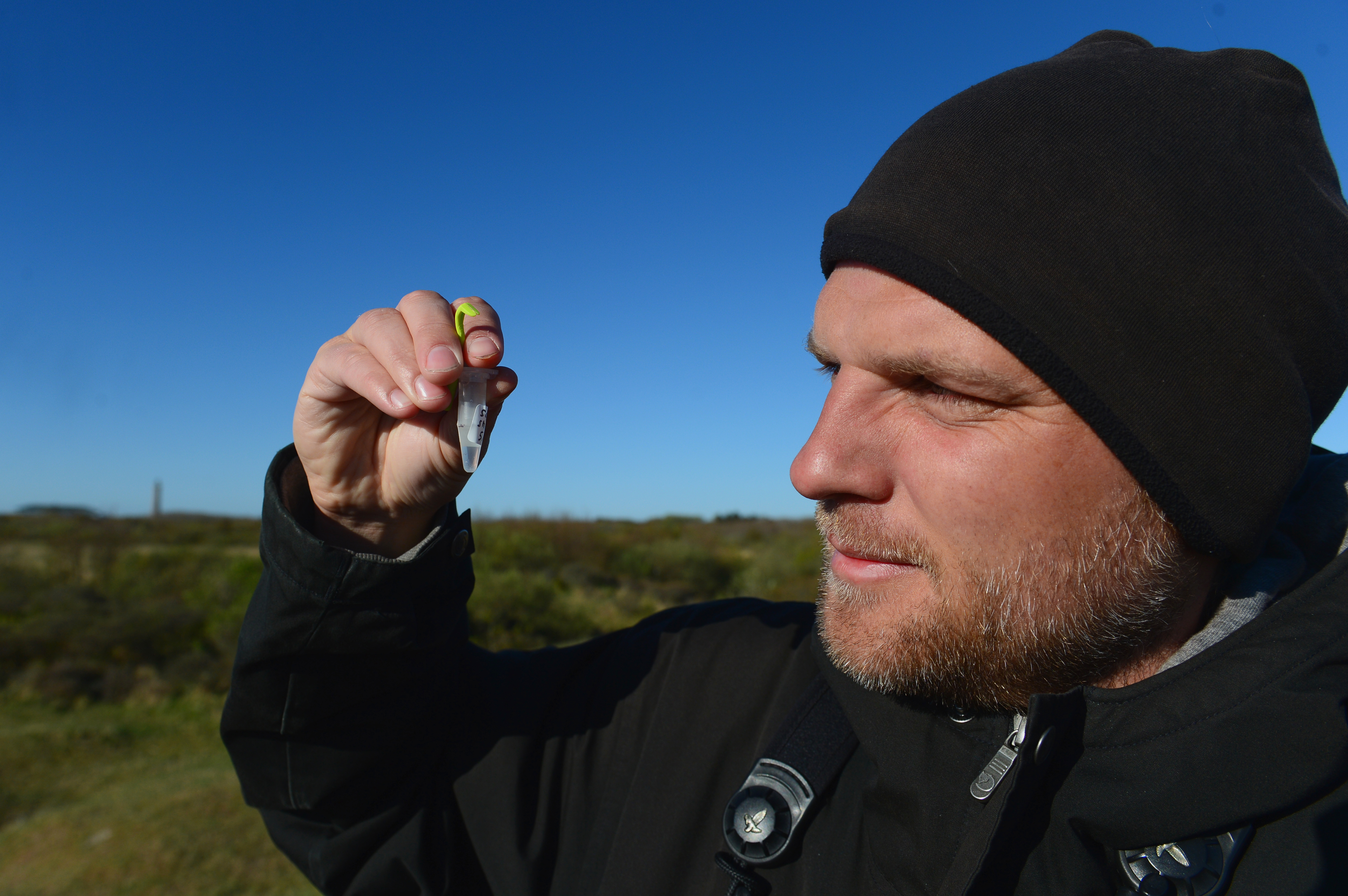  Simon S. Christiansen med flatprove i vand foto Jan Skriver