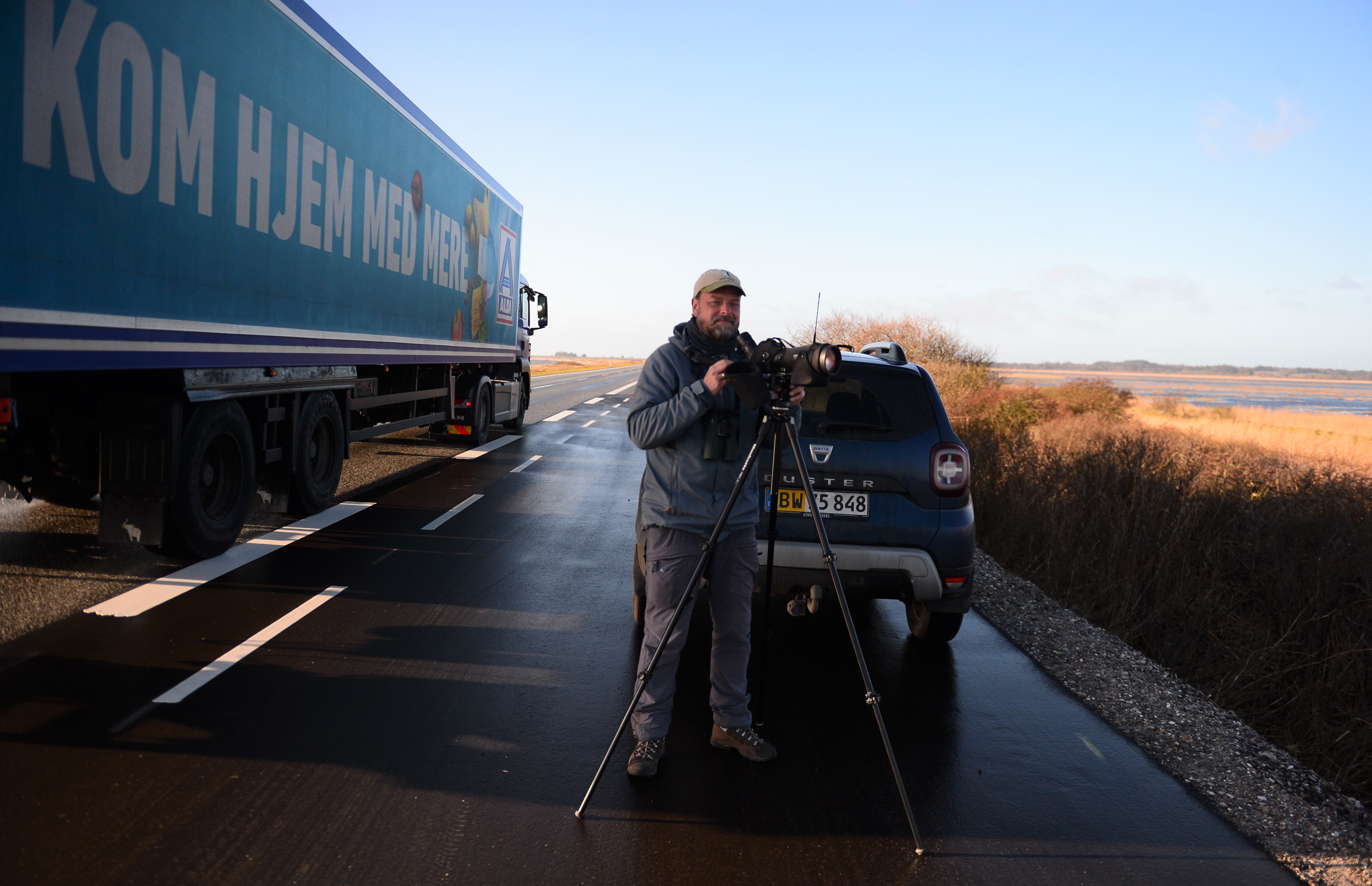  Kom hjem med mere star der pa varetransporten. Nu kan man ogsa komme hjem med livet i behold som fuglekigger pa Bygholm Vejle. Henrik Haaning er idemanden bag de trafiksikre fuglekiggerlommer foto Jan Skriver